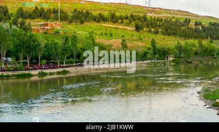 8 Mai 2022 Diyarbakir Türkei. Zehn Augen Ongozlu Brücke auf Dicle Fluss in Diyarbakir Stockfoto