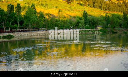 8 Mai 2022 Diyarbakir Türkei. Zehn Augen Ongozlu Brücke auf Dicle Fluss in Diyarbakir Stockfoto