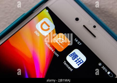 Kumamoto, JAPAN - Aug 10 2021 : Konzeptbild der Didi-, Alibaba- und Tencent-Symbole auf dem iPhone auf weißem Tisch. Stockfoto