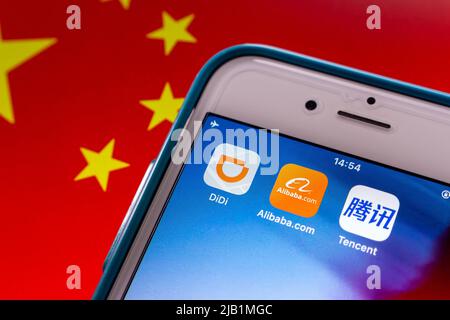 Kumamoto, JAPAN - Aug 10 2021 : Konzeptbild der Didi-, Alibaba- und Tencent-Symbole auf dem iPhone auf chinesischer Flagge. Stockfoto