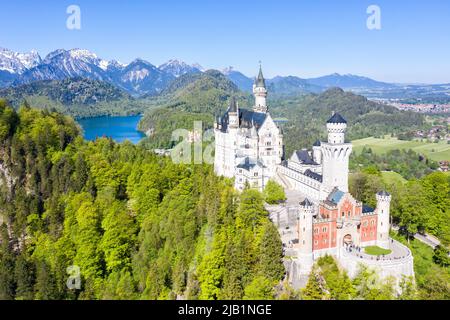 Schloss Neuschwanstein Schloss Luftaufnahme Alpen Landschaft Reise Palast in Bayern Deutschland Stockfoto