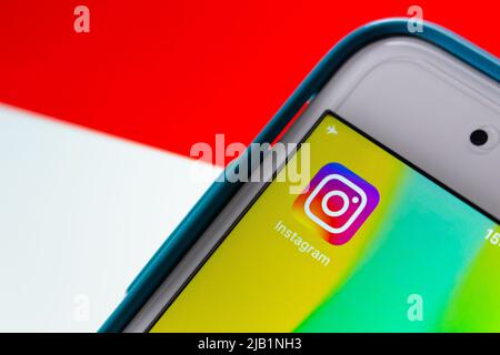 Kumamoto, JAPAN - Aug 16 2021 : Instagram-App auf dem iPhone mit indonesischer Flagge im Hintergrund. Indonesien ist 2020 der viertgrößte Nutzer der Welt Stockfoto