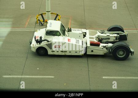 7 Mai 2022 Ankara Türkei. Bodenservice-Fahrzeuge auf dem Vorfeld am Flughafen Esenboga Stockfoto