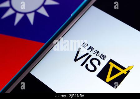 Kumamoto, JAPAN - Aug 16 2021 : das Logo von VIS (Vanguard International Semiconductor Corporation), einem taiwanesischen IC-Foundry-Dienstleister, auf dem iPhone Stockfoto