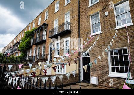 Windsor, Großbritannien. 1.. Juni 2022. Reihenhäuser sind mit Union Jacks und Ammern drapiert abgebildet. Am Jubiläumsfeiertag wird in Windsor eine Reihe von Feierlichkeiten zum Platin-Jubiläum von Königin Elizabeth II stattfinden. Kredit: Mark Kerrison/Alamy Live Nachrichten Stockfoto