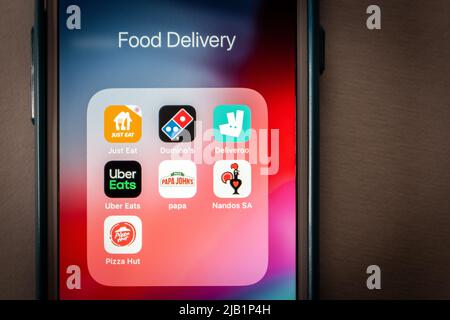 Kumamoto, JAPAN - Aug 16 2021 : Symbole für die Lieferung britischer Lebensmittel (Just Eat, Domino's, Deliveroo, Uber Eats, Pizza Hut, Papa John’s und Nando’s) auf dem iPhone Stockfoto