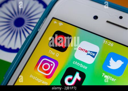Kumamoto, JAPAN - Aug 26 2021 : die Q (QYOU Media) & Chtrbox mit beliebten SNS (Twitter, Instagram & TikTok) auf dem iPhone auf indischer Flagge. BharatBox concep Stockfoto