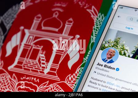 Kumamoto, JAPAN - Aug 26 2021 : Konzeptbild 46. US-Präsident Joe Biden twitter-Account auf dem iPhone auf der afghanischen Flagge. Stockfoto