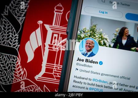 Kumamoto, JAPAN - Aug 26 2021 : Konzeptbild 46. US-Präsident Joe Biden twitter-Account auf dem iPhone auf der afghanischen Flagge in dunkler Stimmung. Stockfoto