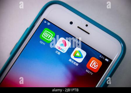 Kumamoto, JAPAN - Sep 1 2021 : Chinas führende Video-Streaming-Apps, iQiyi von Baidu, Tencent Video, Youku von Alibaba & Mango TV von Mgtv.com auf dem iPhone Stockfoto