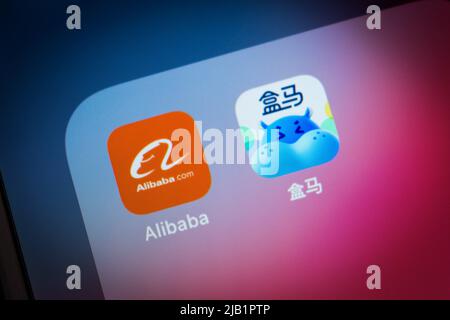 Kumamoto, JAPAN - Aug 26 2021 : Alibaba & Heme Fresh (Hema Xiansheng) Icons auf dem iPhone in dunkler Stimmung. HEMA Fresh ist eine Supermarktkette von Alibaba Stockfoto