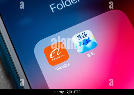 Kumamoto, JAPAN - Aug 26 2021 : Alibaba & Heme Fresh (Hema Xiansheng) Icons auf dem iPhone in dunkler Stimmung. HEMA Fresh ist eine chinesische Supermarktkette von Alibaba Stockfoto