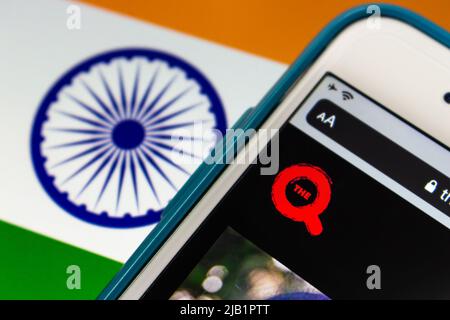 Kumamoto, JAPAN - 26 2021. August : Indis Hindi-Fernsehsender The Q (QYOU Media)-Logo auf dem iPhone auf indischer Flagge. Die QYOU ist die Influencer-Agentur Stockfoto