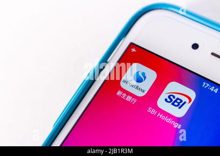 Kumamoto, JAPAN - Sep 17 2021 : Konzeptbild Symbole der Shinsei Bank und der SBI Holdings (japanischer Finanzkonzern SBI Group) auf dem iPhone. Stockfoto