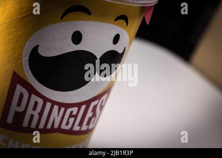 Kumamoto, JAPAN - Sep 3 2021 : Nahaufnahme eines Pakets von Pringles, einer US-Marke von stapelbaren Chips auf Kartoffelbasis (Kartoffelchips), auf einem Tisch. Stockfoto