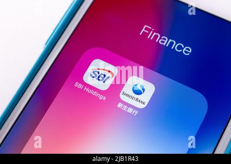 Kumamoto, JAPAN - Sep 17 2021 : Konzeptbild Symbole der Shinsei Bank und der SBI Holdings (japanischer Finanzkonzern SBI Group) auf dem iPhone. Stockfoto