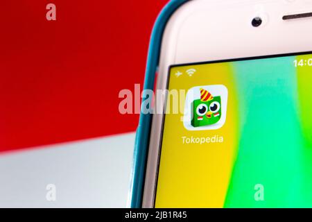 Kumamoto, JAPAN - Aug 10 2021 : Closeup Tokopedia App, ein indonesisches E-Commerce- und Tech-Unternehmen, auf dem iPhone unter indonesischer Flagge Stockfoto