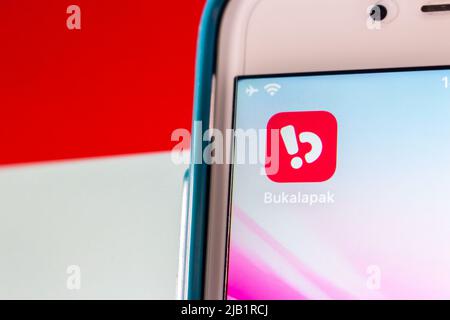 Kumamoto, JAPAN - Aug 10 2021 : Closeup Bukalapak App, ein 2010 gegründetes, führendes E-Commerce-Unternehmen Indonesiens, auf dem iPhone unter indonesischer Flagge Stockfoto