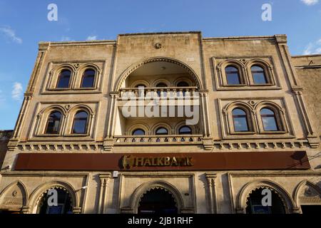 Artuklu Mardin, 7. Mai 2022 Türkei. Halkbank Mardin Zweiggebäude passend zur Architektur der Stadt Stockfoto