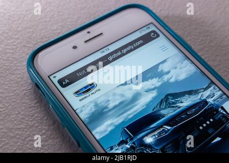 Kumamoto, JAPAN - Aug 16 2021 : Eine Website des chinesischen Automobilunternehmens Geely (Marke Geely Auto) auf dem iPhone-Bildschirm Stockfoto