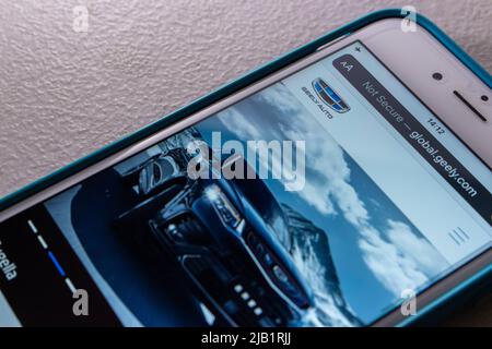 Kumamoto, JAPAN - Aug 16 2021 : Eine Website des chinesischen Automobilunternehmens Geely (Marke Geely Auto) auf dem iPhone-Bildschirm Stockfoto