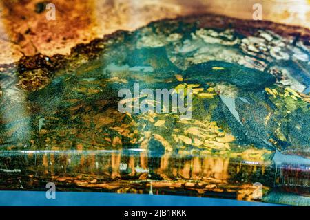 Tisch aus Epoxidharz mit transparenten Einsätzen und Holzsockel. Stockfoto
