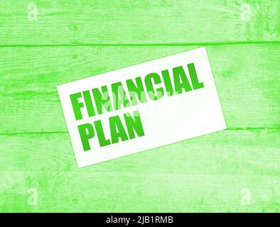 Finanzplan Wörter auf Karte auf Holztisch. Konzept der Geschäftsverschuldung. Stockfoto