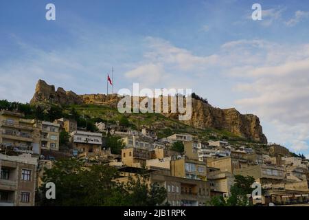 Artuklu Mardin, Türkei 7. Mai 2022 Mardin Landschaft bei Sonnenuntergang mit Mardin Burg Stockfoto