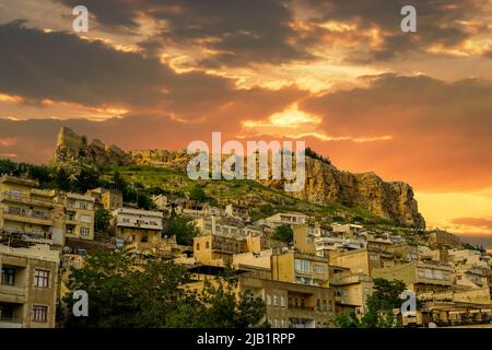 Artuklu Mardin, Türkei 7. Mai 2022 Mardin Landschaft bei Sonnenuntergang mit Mardin Burg Stockfoto