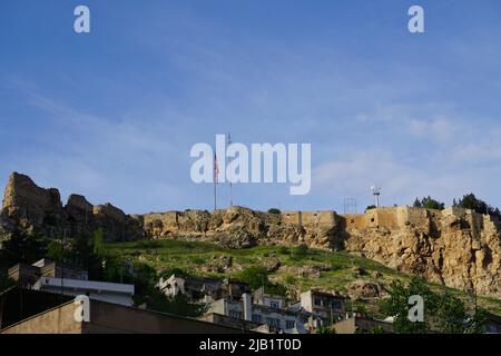 Artuklu Mardin, Türkei 7. Mai 2022 Mardin Landschaft bei Sonnenuntergang mit Mardin Burg Stockfoto