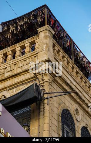 Artuklu Mardin, Türkei 7. Mai 2022 Mardin Landschaft bei Sonnenuntergang mit Minarett von Ulu Cami, auch bekannt als große Moschee von Mardin Stockfoto