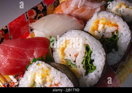 Nahaufnahme eine Packung Makizushi und Nigiri Sushi, die vom lokalen Supermarkt in Japan verkauft wird. Makizushi ist eine Art Sushi (Tamagoyaki, Kanpyo, Fisch usw.) Stockfoto