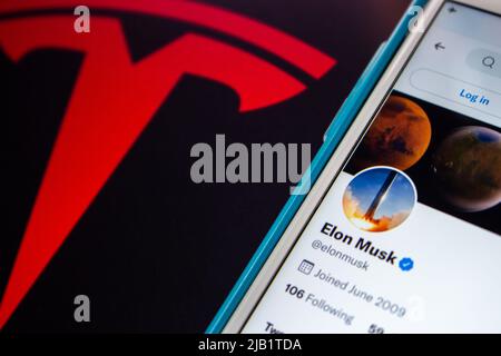 Kumamoto, JAPAN - Aug 26 2021 : Conceptual closeup Elon Musk twitter-Account auf dem iPhone auf dem Tesla-Logo. Stockfoto