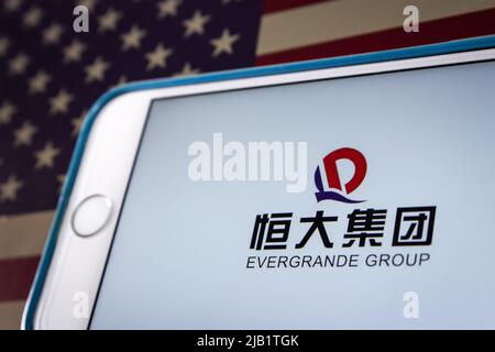 Kumamoto, JAPAN - Sep 24 2021 : die Evergrande Group (vormals Hengda Group), Chinas 2. größter Immobilienentwickler, auf dem iPhone unter US-Flagge. Stockfoto