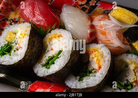 Nahaufnahme eine Packung Makizushi und Nigiri Sushi, die vom lokalen Supermarkt in Japan verkauft wird. Makizushi ist eine Art Sushi (Tamagoyaki, Kanpyo, Fisch usw.) Stockfoto