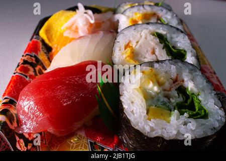 Nahaufnahme eine Packung Makizushi und Nigiri Sushi, die vom lokalen Supermarkt in Japan verkauft wird. Makizushi ist eine Art Sushi (Tamagoyaki, Kanpyo, Fisch usw.) Stockfoto