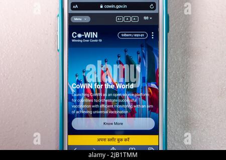 Kumamoto, JAPAN - Okt 12 2021 : Portal der indischen Regierung für die Buchung der Website des Impfstoffes COVID-19 Cowin (Covid Vaccine Intelligence Network) auf dem iPhone Stockfoto