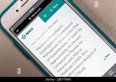 Kumamoto, JAPAN - Oct 12 2021 : Web-Veröffentlichung des Pharmaunternehmens Merck auf dem iPhone. Merck reicht EUA-Antrag für orales antivirales Molnupuiravir ein Stockfoto