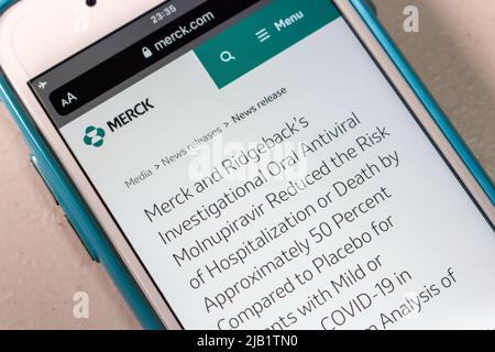 Kumamoto, JAPAN - Oct 12 2021 : Web-Veröffentlichung des Pharmaunternehmens Merck auf dem iPhone. Merck reicht EUA-Antrag für orales antivirales Molnupuiravir ein Stockfoto