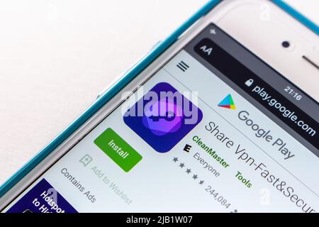 Kumamoto, JAPAN - Okt 20 2021 : Closeup Share VPN App von CleanMaster im Google Play Store auf dem Smartphone. Stockfoto