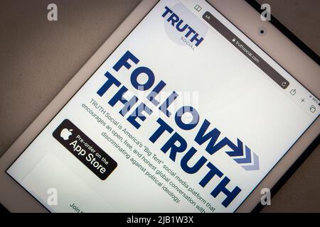 Kumamoto, JAPAN - Okt 25 2021 : TRUTH Social, eine vorgeschlagene SNS-Plattform, die von der Trump Media & Technology Group (TMTG) auf einem Tablet in dunkler Stimmung gestartet wird Stockfoto