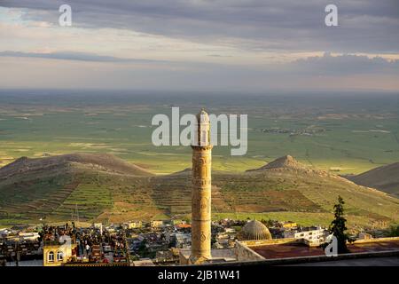 Artuklu Mardin, Türkei 7. Mai 2022 Mardin Landschaft bei Sonnenuntergang mit Minarett von Ulu Cami, auch bekannt als große Moschee von Mardin Stockfoto