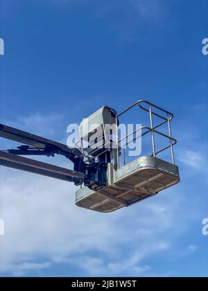 Hebemaschine, arbeiten Luftbühnen gegen blauen Himmel Stockfoto