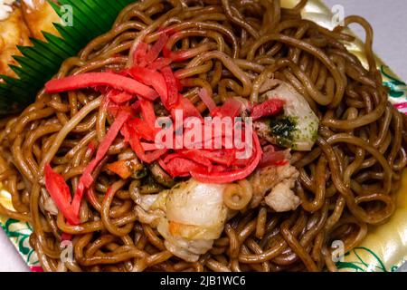 Japanischer Yakisoba in der Lebensmittelschale, die vom japanischen Supermarkt verkauft wird. Es wird durch Braten von Ramen-Art Weizennudeln mit gehacktem Schweinefleisch und Gemüse zubereitet Stockfoto