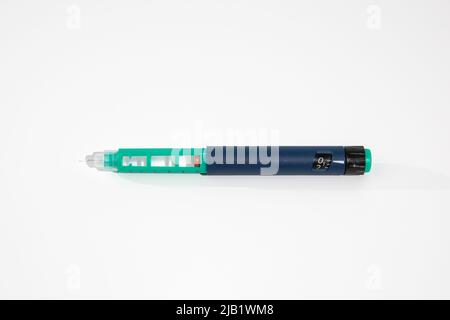 Insulin-Stift mit isolierter Nadelspitze auf weißem Hintergrund. Medizinische Geräte werden zur Selbstinjektion zur Behandlung von Diabetes-Erkrankungen eingesetzt. Stockfoto