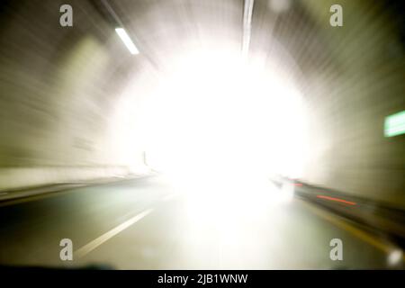 Verschwommene Tunnelansicht im Auto Stockfoto