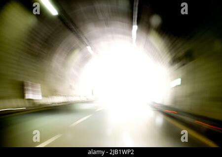 Verschwommene Tunnelansicht im Auto Stockfoto