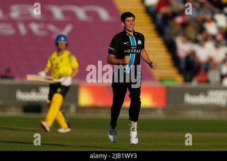 CHESTER LE STREET, GROSSBRITANNIEN. JUNI 1. Pat Brown von Worcestershire Rapids feiert, nachdem er das Wicket von Liam Trevaskis von Durham während des Charlotte Edwards Cup-Spiels zwischen Northern Diamonds und Loughborough Lightning am Mittwoch, dem 1.. Juni 2022, im Seat Unique Riverside, Chester le Street, gewonnen hat. (Kredit: Will Matthews | MI News) Kredit: MI News & Sport /Alamy Live News Stockfoto