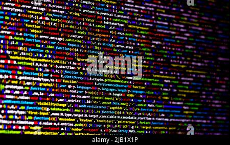 Farbenfroher Code-Hintergrund. Komprimierter javascript-Code auf dem Computerbildschirm. Bildschirm für die Codierung von Softwareentwicklern Stockfoto