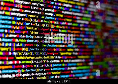 Farbenfroher Code-Hintergrund. Komprimierter javascript-Code auf dem Computerbildschirm. Bildschirm für die Codierung von Softwareentwicklern Stockfoto